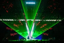 YOSHIKIのライブの様子。