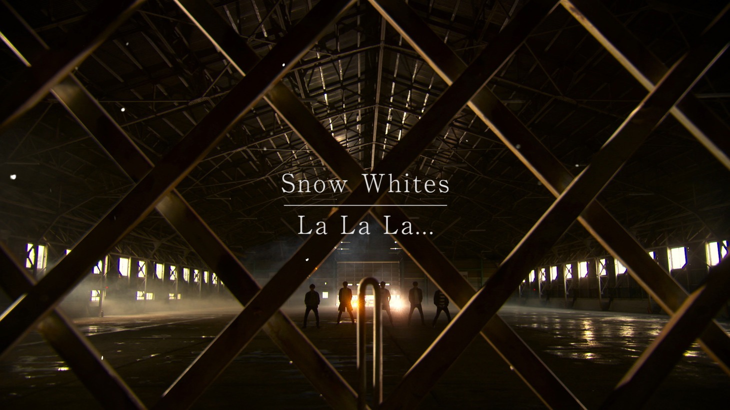 スノーホワイツ from 婚外恋愛「La La La…」ミュージックビデオのワンシーン。