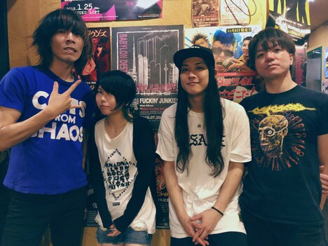 THE 夏の魔物の演奏メンバー。左から越川和磨（G）、えらめぐみ（B）、komaki（Dr）、ハジメタル（Key）。