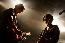 左から渡邊忍（G, Cho）、フルカワユタカ（G, Cho）。（撮影：上坂和也）