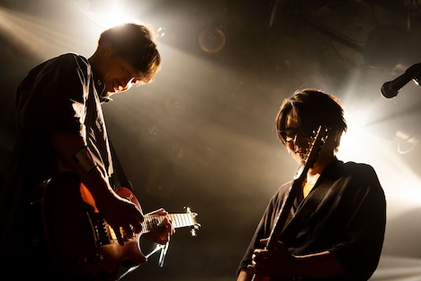 左から渡邊忍（G, Cho）、フルカワユタカ（G, Cho）。（撮影：上坂和也）