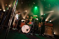 「Little Giant」にてドラムを演奏するLOW IQ 01のもとに集まるLOW IQ 01 & THE RHYTHM MAKERS +メンバー。（撮影：上坂和也）