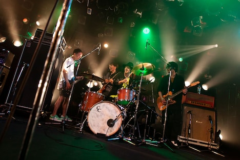 「Little Giant」にてドラムを演奏するLOW IQ 01のもとに集まるLOW IQ 01 & THE RHYTHM MAKERS +メンバー。（撮影：上坂和也）