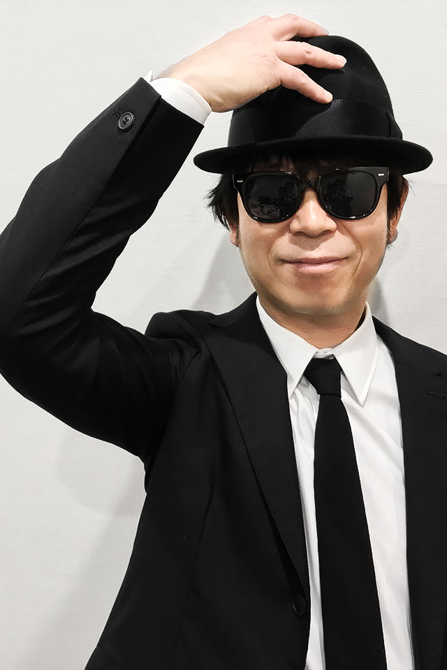 黒いハットにサングラス姿でキメる桜井秀俊（真心ブラザーズ）。