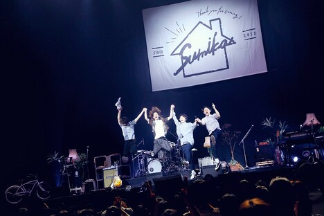 手をつないで何度も飛び上がったsumika。(撮影:後藤壮太郎)