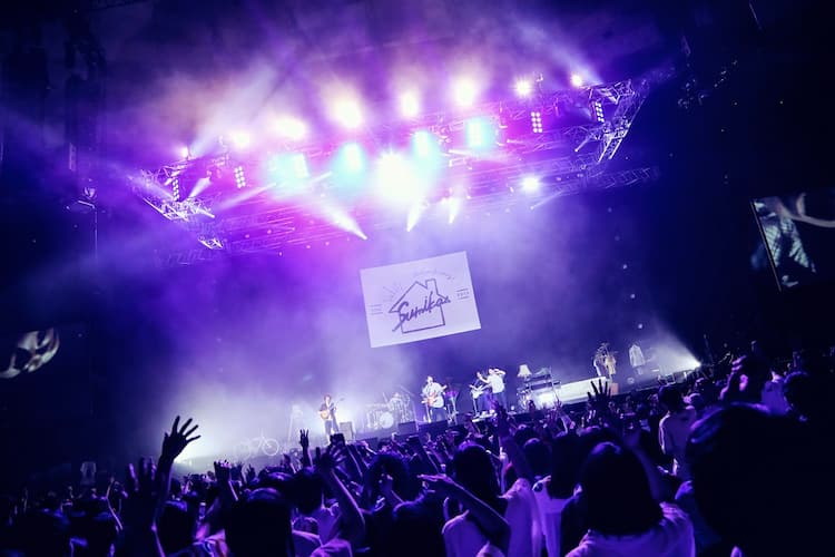 sumika、初ライブと同じセットリストで届けた5周年企画「20周年も一緒 