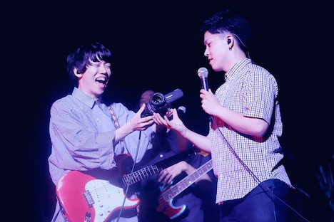 客席を撮影する片岡健太(Vo, G)と小川貴之(Key, Cho)。(撮影:後藤壮太郎)
