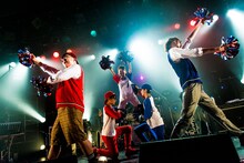 ダンスを披露するONIGAWARA。（撮影：木場ヨシヒト）