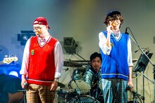 金メダルを手にするONIGAWARA。（撮影：木場ヨシヒト）