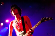 竹内サティフォ（Vo, G, Programming）（撮影：木場ヨシヒト）