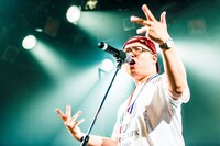 斉藤伸也（Vo, GAYA, Programming）（撮影：木場ヨシヒト）