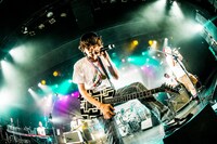 竹内サティフォ（Vo, G, Programming）（撮影：木場ヨシヒト）