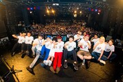 「ONIGAWARAワンマンGIG～恵比寿にガワラー大集合！第一回オニリンピック～」終演後の記念写真。（撮影：木場ヨシヒト）