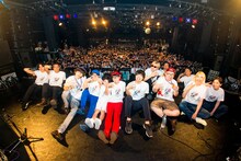 「ONIGAWARAワンマンGIG～恵比寿にガワラー大集合！第一回オニリンピック～」終演後の記念写真。（撮影：木場ヨシヒト）