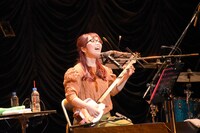 民謡を披露する朝倉さや。