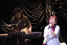 Solayaのキーボードによる伴奏で歌唱する朝倉さや。