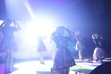 「私立恵比寿中学 SHAKARIKI SPRING TOUR 2018～New,Gakugeeeekai of Learning～（新・学芸会のすヽめ）」北海道・わくわくホリデーホール公演の様子。（写真提供：SMEレコーズ）