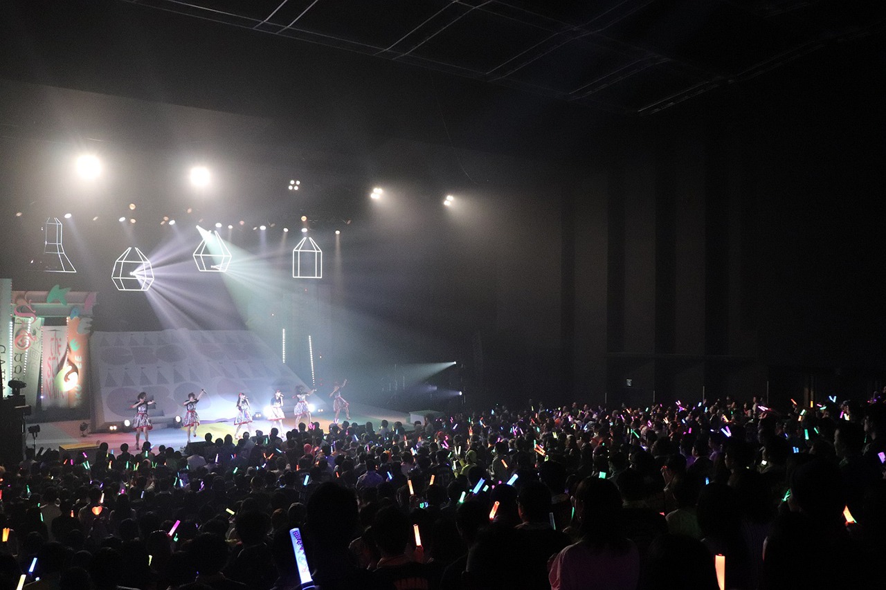 「私立恵比寿中学 SHAKARIKI SPRING TOUR 2018～New,Gakugeeeekai of Learning～（新・学芸会のすヽめ）」北海道・わくわくホリデーホール公演の様子。（写真提供：SMEレコーズ）