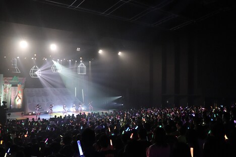 「私立恵比寿中学 SHAKARIKI SPRING TOUR 2018~New,Gakugeeeekai of Learning~(新・学芸会のすヽめ)」北海道・わくわくホリデーホール公演の様子。(写真提供:SMEレコーズ)