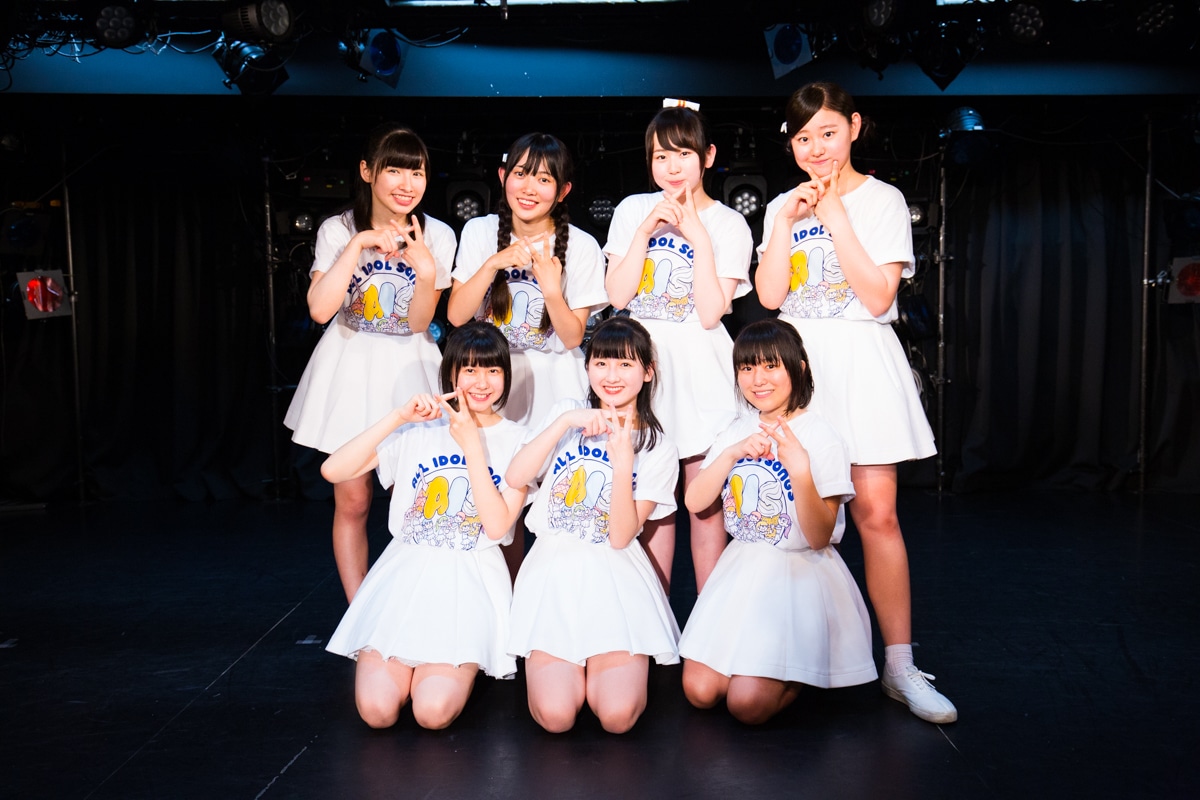 ナカGによるイラストがデザインされたTシャツを着るAIS-All Idol Songs-。（写真提供：時永大吾）