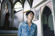 長崎・久賀島の集落にある旧五輪教会堂を訪れた福山雅治。