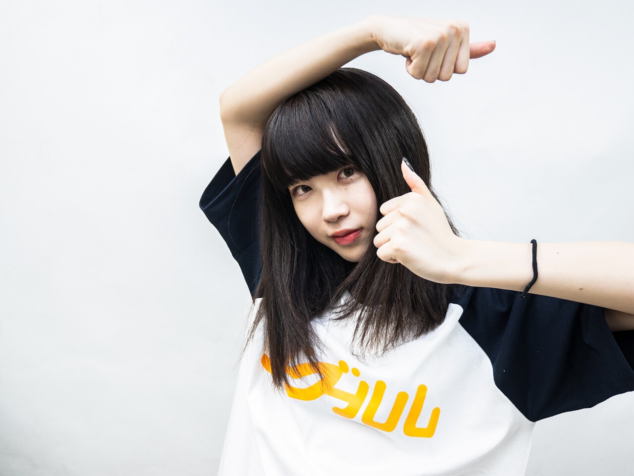 グーグールルのTシャツを着たコマチ。