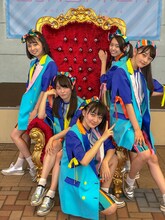 千葉・アリオ蘇我で「ロッカジャポニカ “最the高”インストアツアー」の初日を終えたロッカジャポニカ。（写真提供：キングレコード）