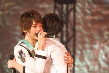 塩崎太智（右）と抱き合う山崎悠稀（左）。（撮影：笹森健一）