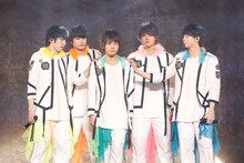 山崎悠稀（中央）の背中を押す（左から）吉田仁人、板垣瑞生、佐野勇斗、塩崎太智。（撮影：笹森健一）