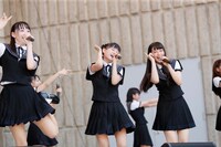 「『手遅れcaution』発売記念SP全国握手会＠日比谷野外大音楽堂」の様子。（写真提供：SACRA MUSIC）