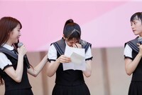 指原莉乃の手紙を読みながら涙ぐむ高松瞳（中央）。（写真提供：SACRA MUSIC）