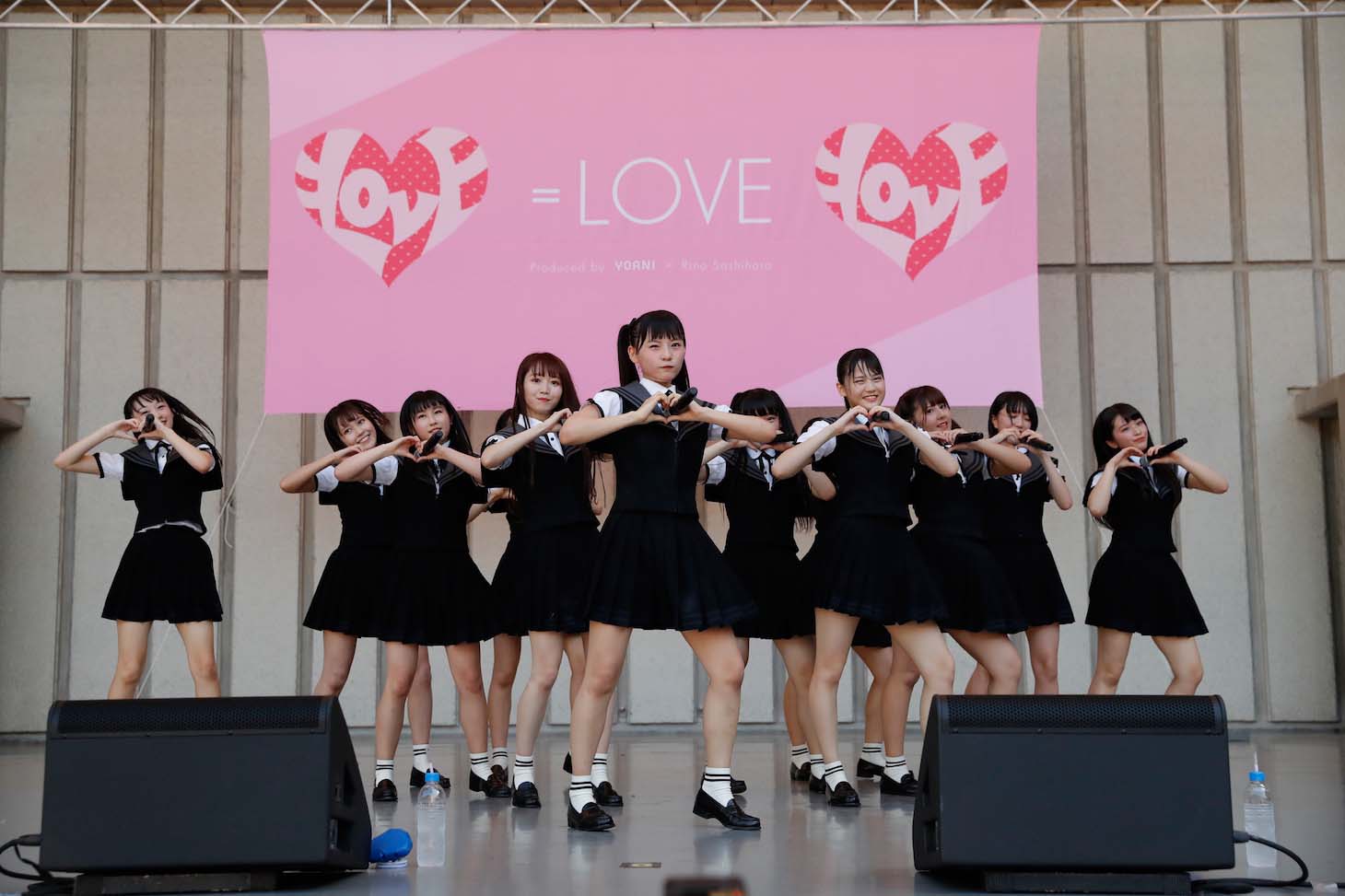 「『手遅れcaution』発売記念SP全国握手会＠日比谷野外大音楽堂」の様子。（写真提供：SACRA MUSIC）