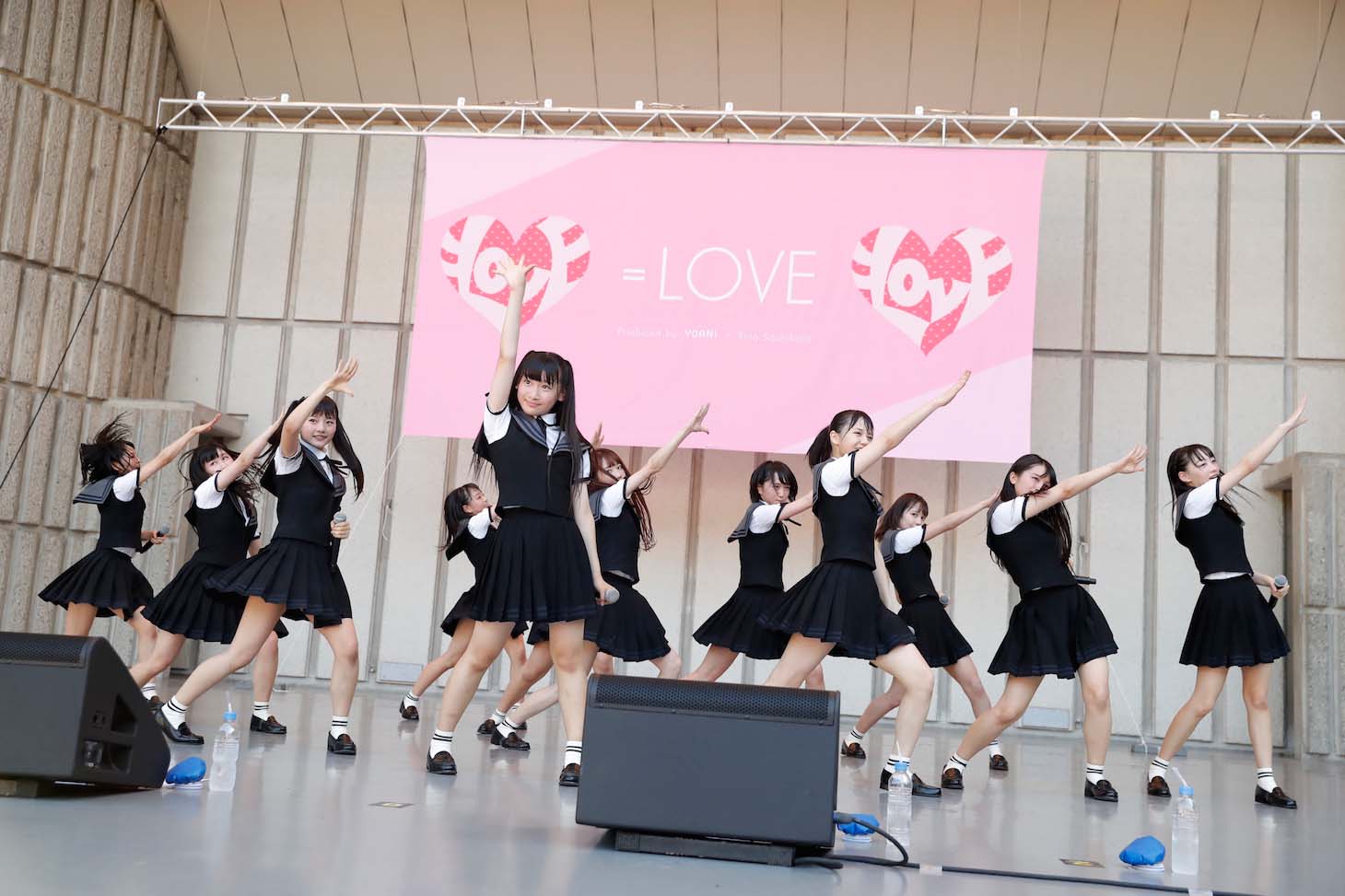「『手遅れcaution』発売記念SP全国握手会＠日比谷野外大音楽堂」の様子。（写真提供：SACRA MUSIC）