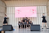 「『手遅れcaution』発売記念SP全国握手会＠日比谷野外大音楽堂」の様子。（写真提供：SACRA MUSIC）