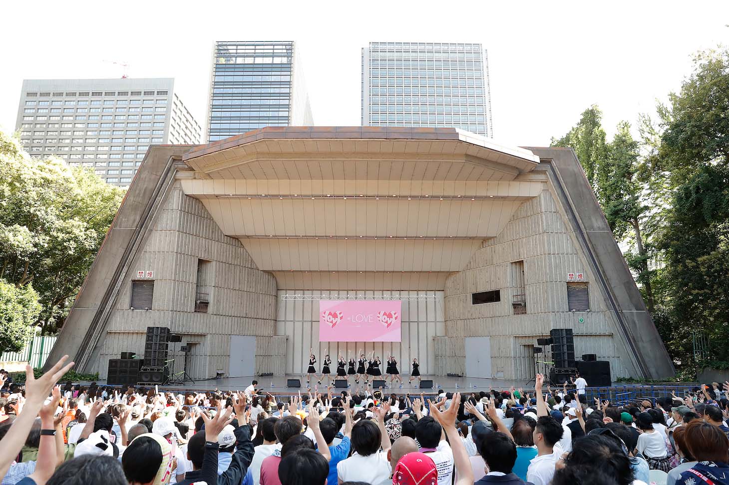 「『手遅れcaution』発売記念SP全国握手会＠日比谷野外大音楽堂」の様子。（写真提供：SACRA MUSIC）