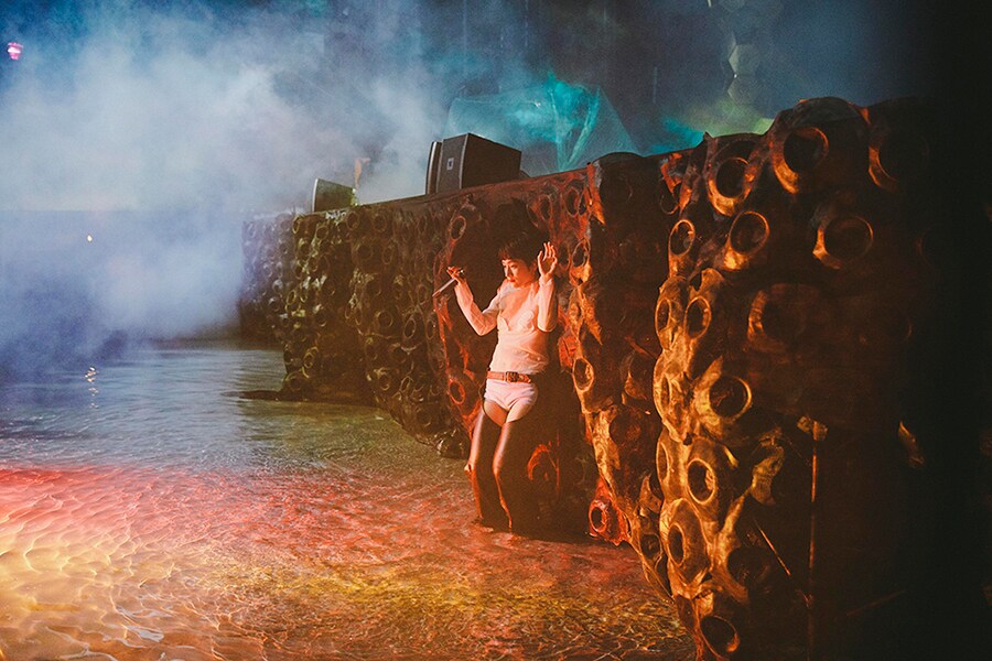 水曜日のカンパネラが富士の大自然でワンマン、池に入り炎に囲まれ歌う