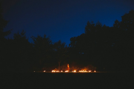 「キイロのうた」を歌うコムアイ。（Photo by SAKI YAGI）