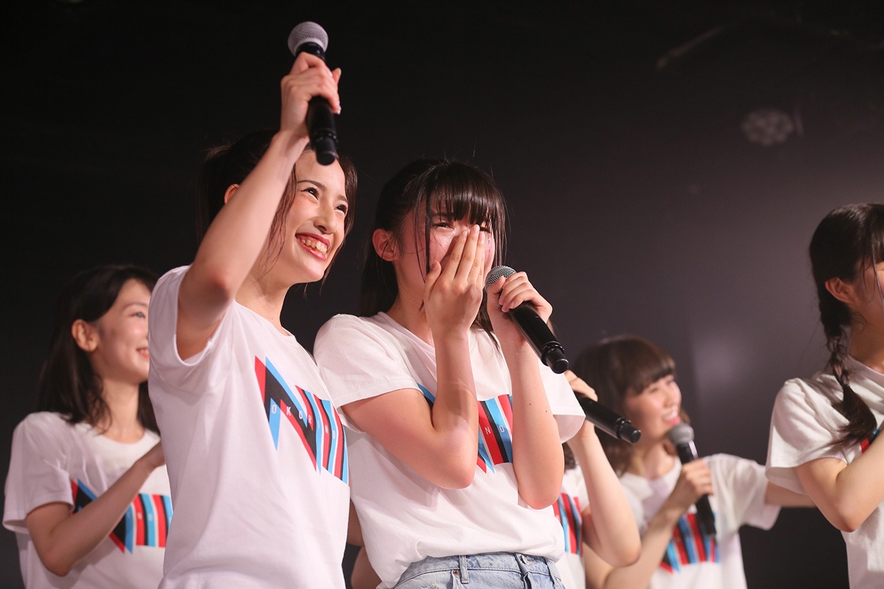 佐藤杏樹（左）にがんばりを讃えられる安藤千伽奈（右）。(c)AKS