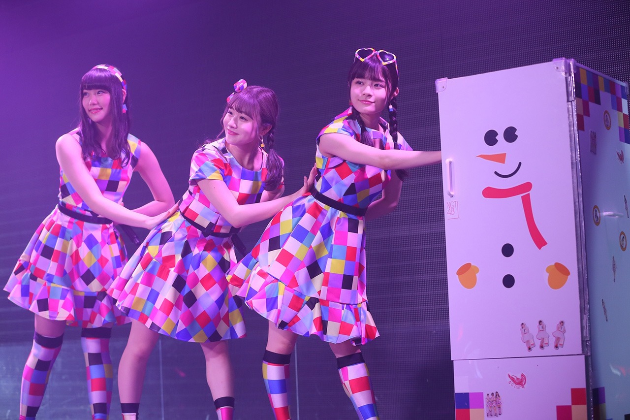 左から「話し相手は冷蔵庫」を披露する小熊倫実、加藤美南、清司麗菜。(c)AKS