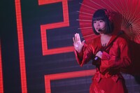 「残酷な雨」を披露する高倉萌香。(c)AKS