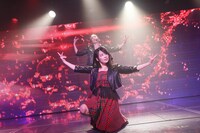 「下衆な夢」を披露する佐藤杏樹（後）、西村菜那子（前）。(c)AKS