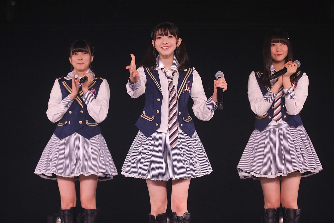 寸劇でキャプテンに就任することを宣言した菅原りこ（中央）。(c)AKS
