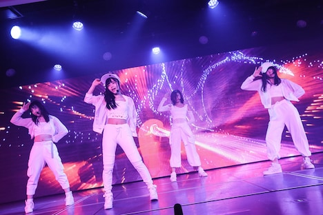 左から「エンドロール」を披露する日下部愛菜、清司麗菜、長谷川玲奈、小熊倫実。(c)AKS