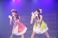 左から「わがままな流れ星」を披露する菅原りこ、奈良未遥。(c)AKS