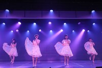 左から「愛の色」を披露する太野彩香、角ゆりあ、中村歩加、村雲颯香。(c)AKS