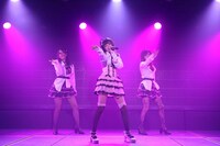 左から「抱きしめられたら」を披露する西村菜那子、中井りか、山口真帆。(c)AKS