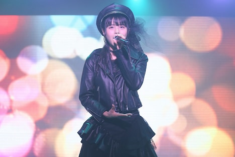 「虫のバラード」を披露する本間日陽。(c)AKS