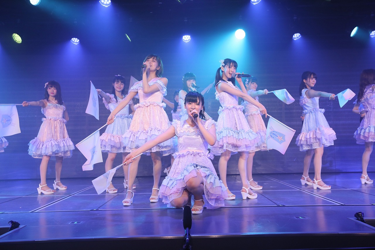 「海を渡れ!」で手旗を振るNGT48チームG。(c)AKS
