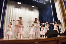 「ハコイリ▽ムスメ『エトワールを夢みて』リリース記念イベント ～横浜でアン・ドゥ・トロワ!～」の様子。