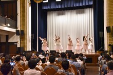 「ハコイリ▽ムスメ『エトワールを夢みて』リリース記念イベント ～横浜でアン・ドゥ・トロワ!～」の様子。
